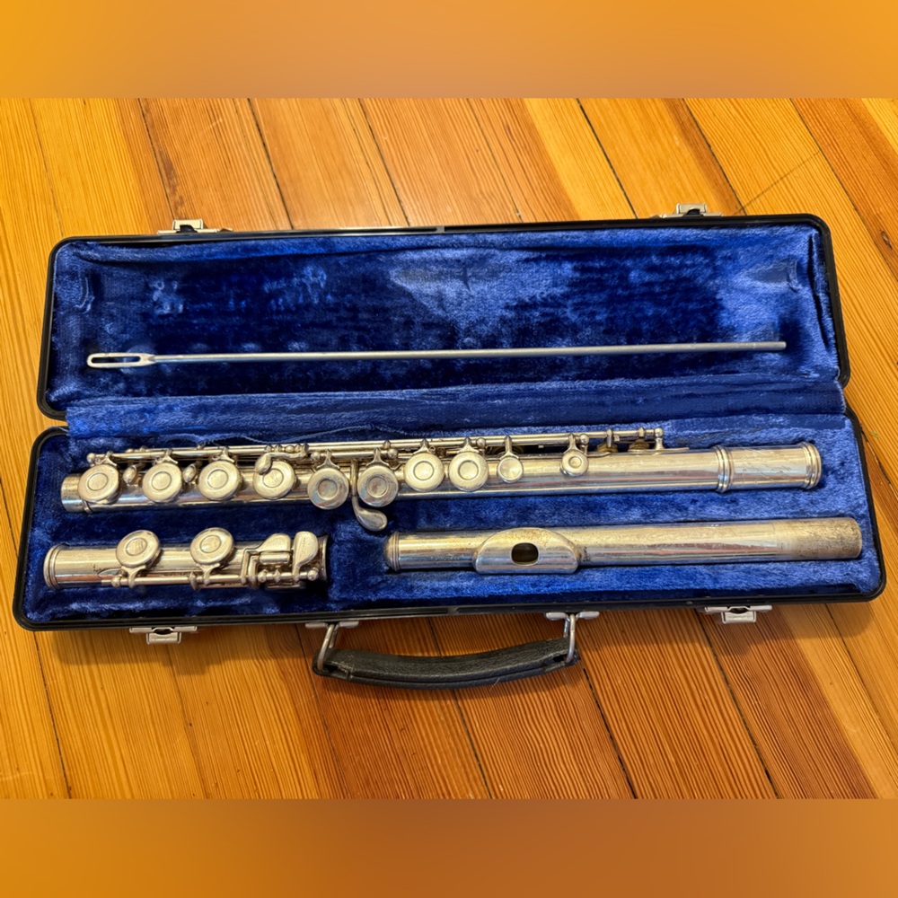 Armstrong Model 102 vintage silver plated flute in case.